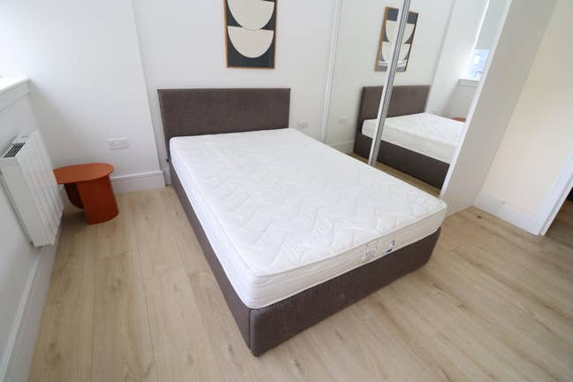 Contemporary Room in 2-Bed 60s to Tube (free gym) Main Photo