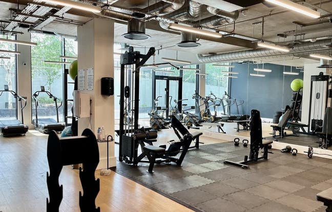 Contemporary Room in 2-Bed 60s to Tube (free gym) Main Photo