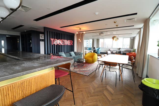 Contemporary Room in 2-Bed 60s to Tube (free gym) Main Photo
