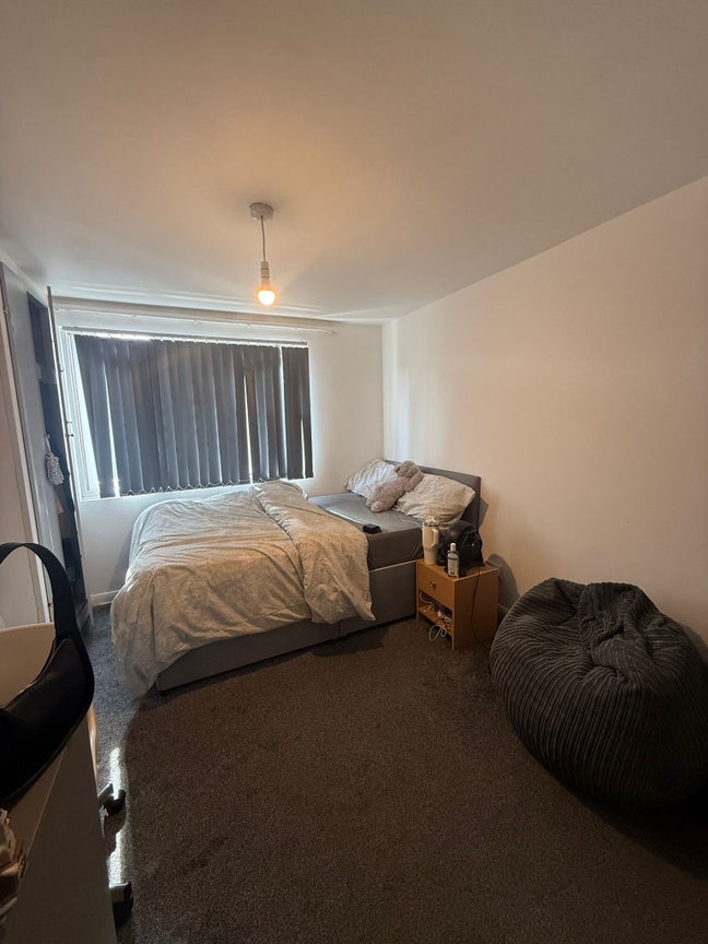 Double Room available Immediately Main Photo