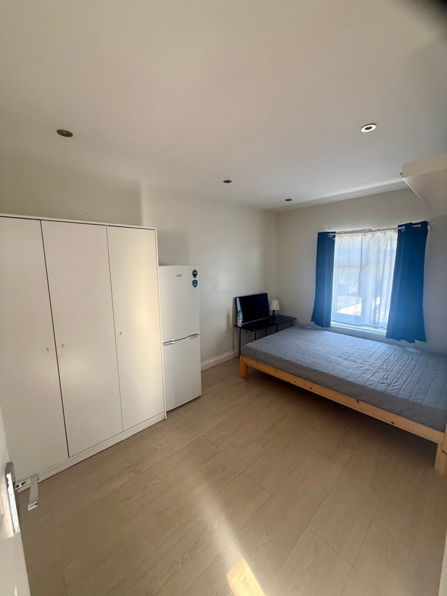 1 bedroom sharing bathroom and kitchen  Main Photo