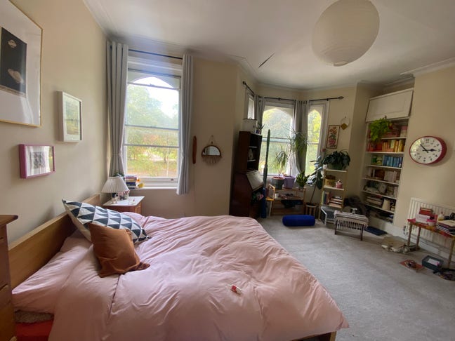 Spacious double bedroom next to Victoria Park Main Photo