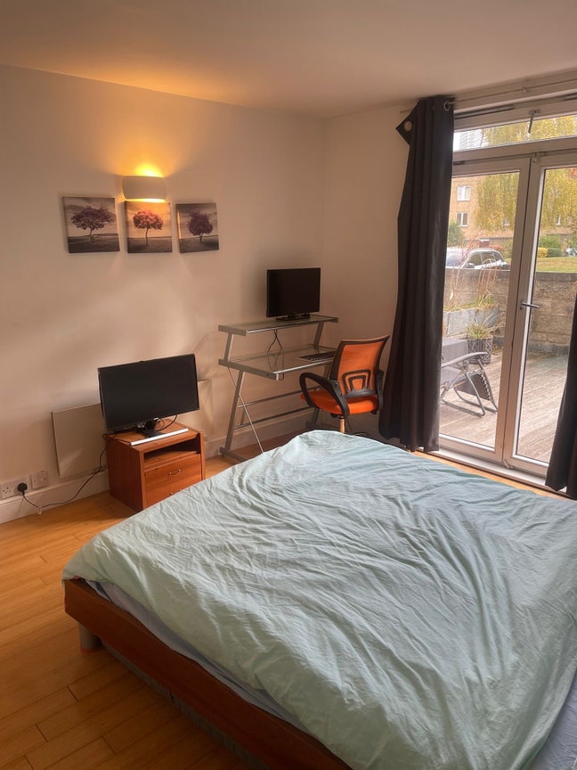 Large Quiet Bedroom Limehouse/Canary Wharf Main Photo