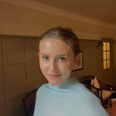Female professional looking to buddy up for a flat Main Photo