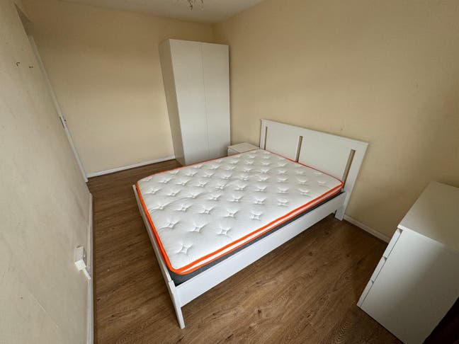 Room in a Luxury flat w/ Gym, Concierge nearby DLR Main Photo