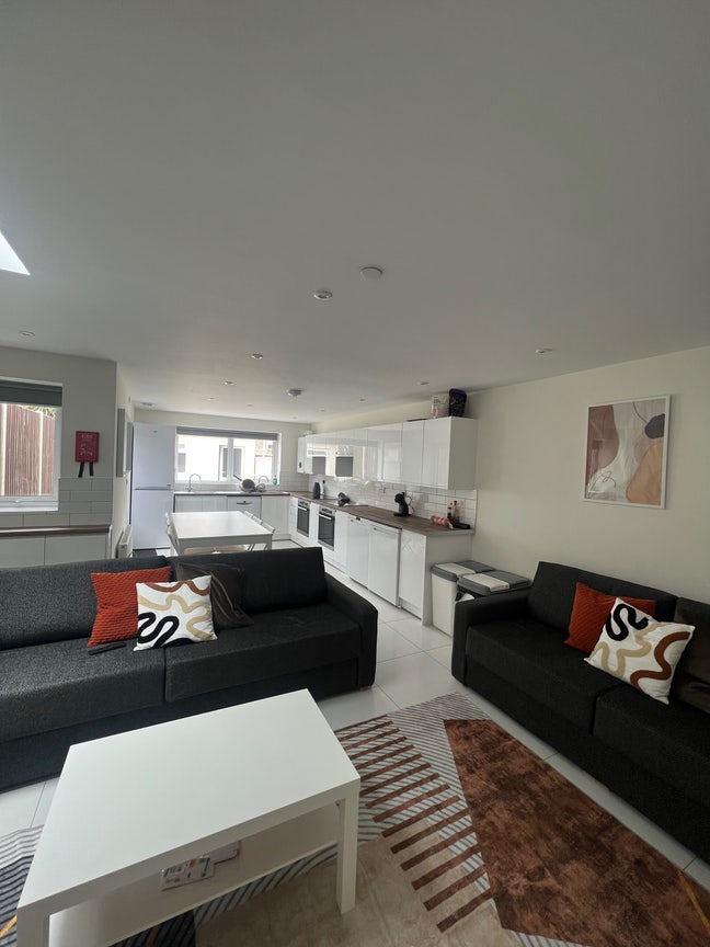 Room to share in a spacious 8 bed house Main Photo