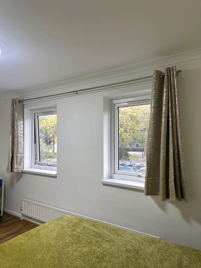 Female-only one double bedroom available  Main Photo