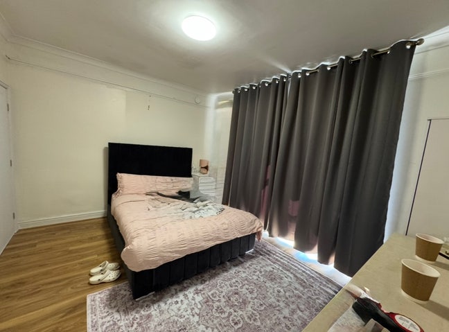 Large double room in Egham Main Photo