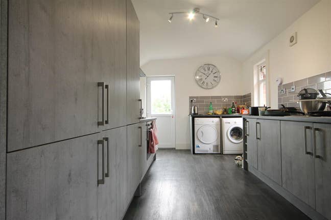 Double bedrooms available on Claremont Road Main Photo