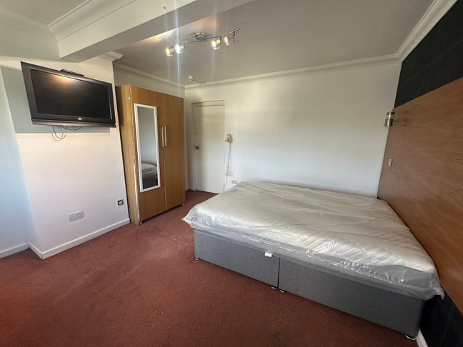No Deposits. Choice of en-suite double rooms  Main Photo