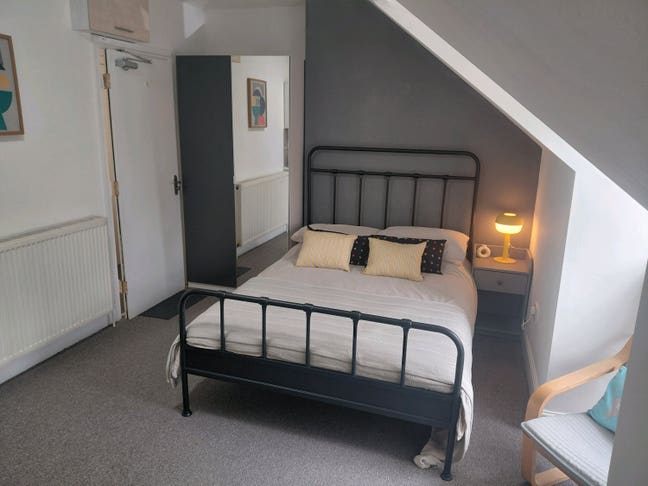  Quirky Loft Studio w/ensuite.All bills included. Main Photo