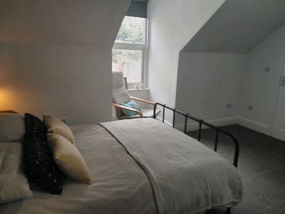  NEW Loft Room w/ensuite.All bills& parking Main Photo