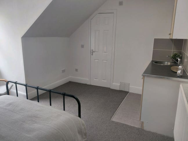 Quirky Loft Studio w/ensuite.All bills included. Main Photo