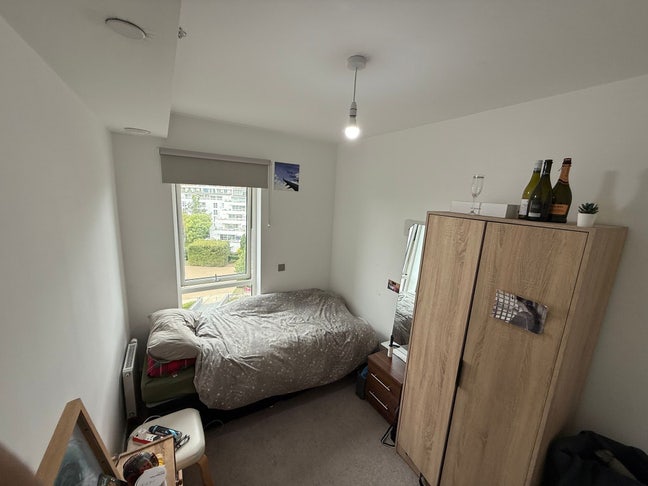 Room available in a modern apartment  Main Photo