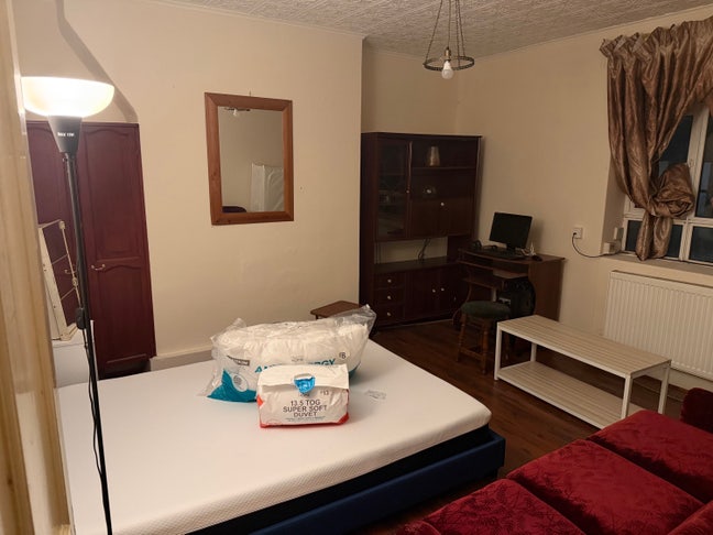    1   room   £650 pcm   White   City Whatsapp  Main Photo