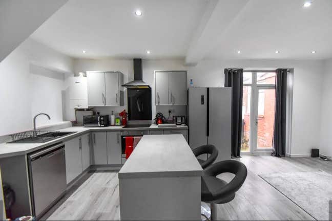 Room available. Manchester near NMGH Main Photo