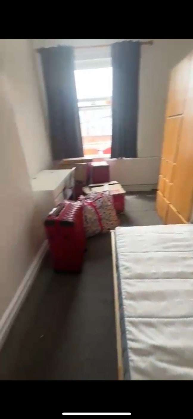 One room available in 3bed house  Main Photo
