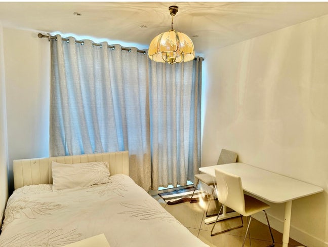  Beautiful Bright Large Room in Edgware NW London Main Photo