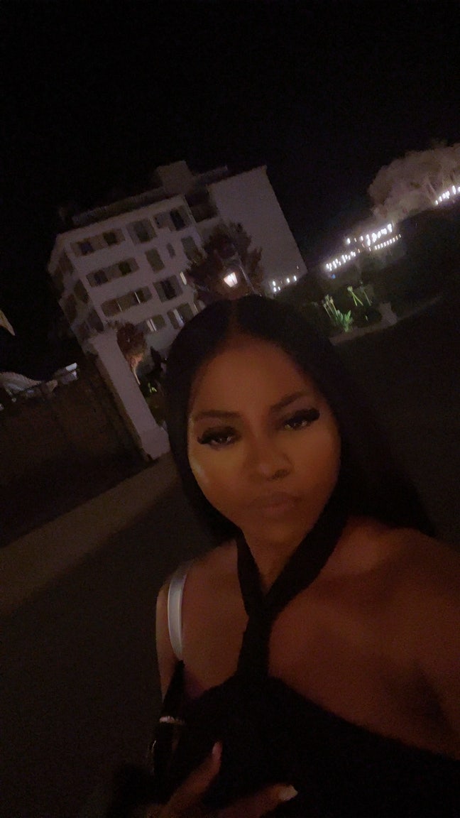 Professional Female seeks a buddy for an apartment Main Photo