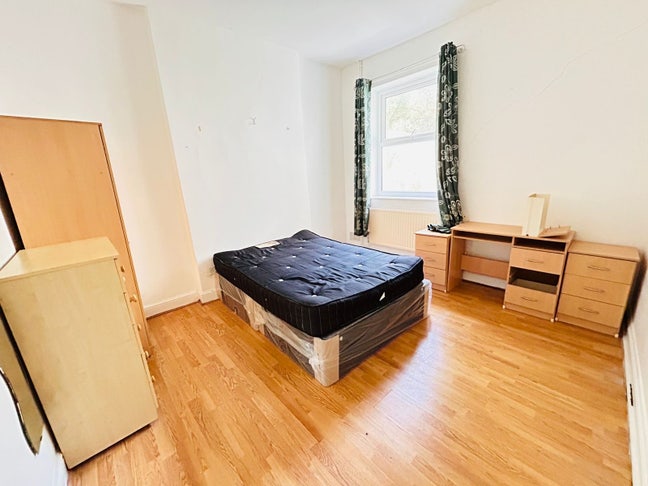 Spacious double room in friendly house  Main Photo