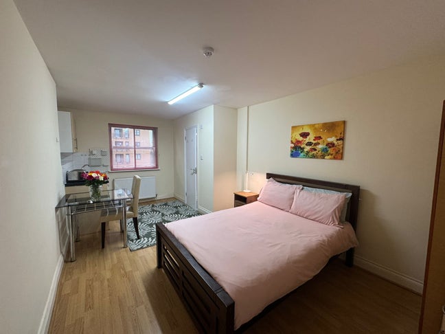 Spacious Studio Flat in South Kensington SW7  Main Photo