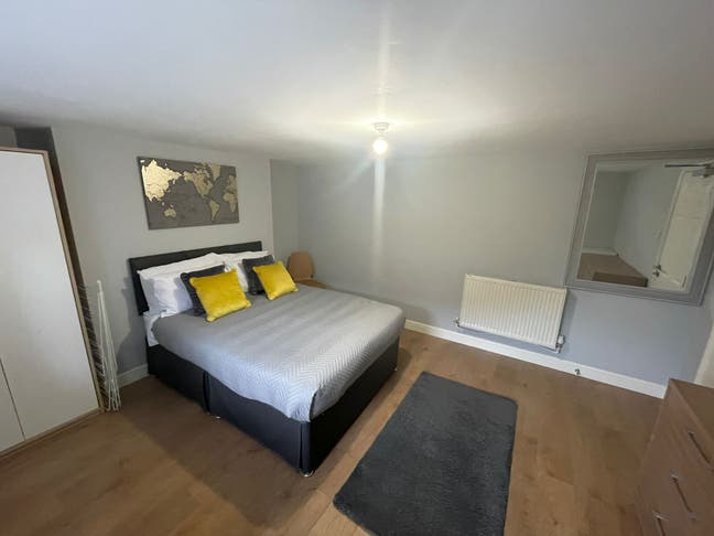 Quiet Room in Great Location Main Photo