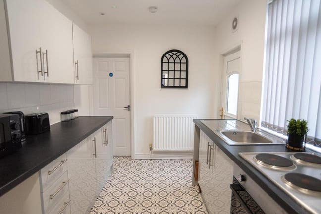 🏡 Newly Refurbished 4-Bed All-En-Suite House Main Photo