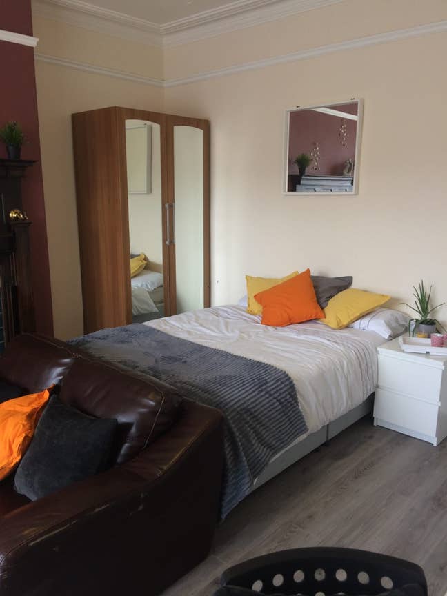 Double bedroom in a 6 bedroom house  Main Photo