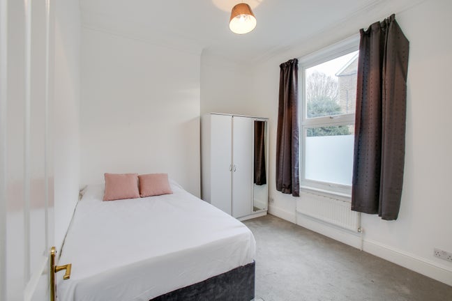 **Large Furnished Room In Ealing Broadway ** Main Photo