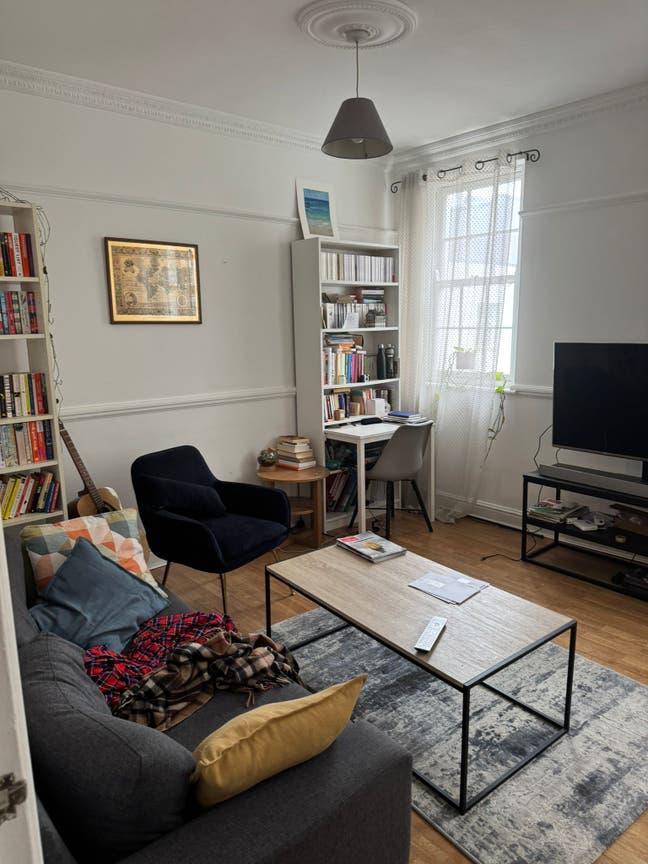 Beautiful 2 bed 1 bath flat 3 min walk to Oval Main Photo