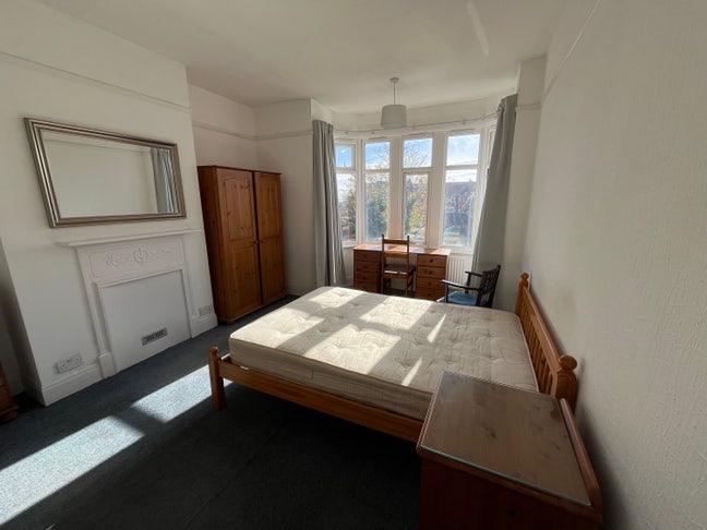 Amazing large sunny room, great location Main Photo