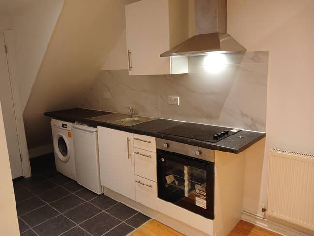 Studio Flat in Edgware with Private Garden   Main Photo
