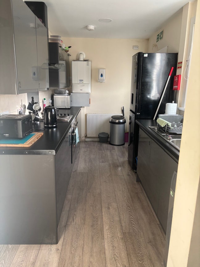 Bright spacious single room to let Main Photo