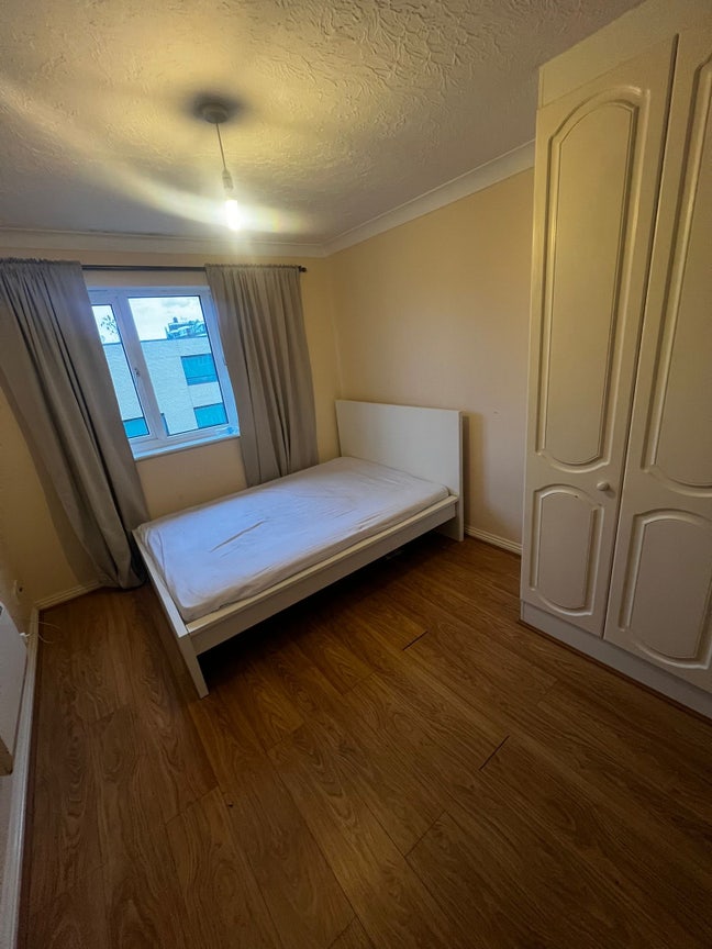 Spacious Ensuite Room available in SE5 Main Photo