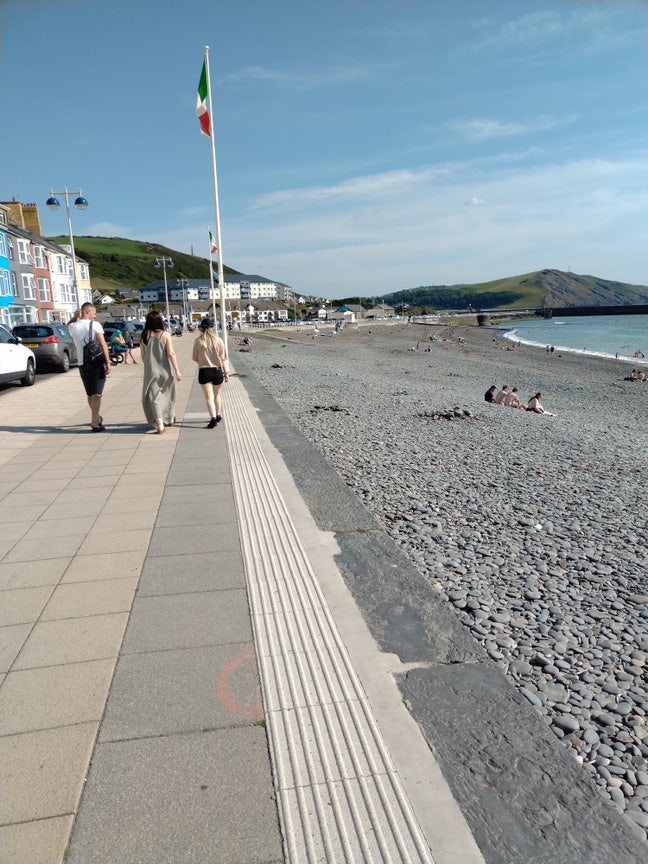 Professional Female seeks a single or double room Main Photo