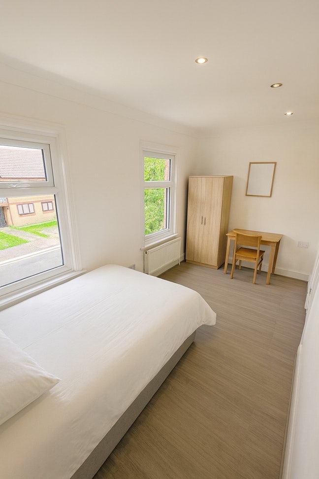 3 rooms same property East Ham move quick  Main Photo