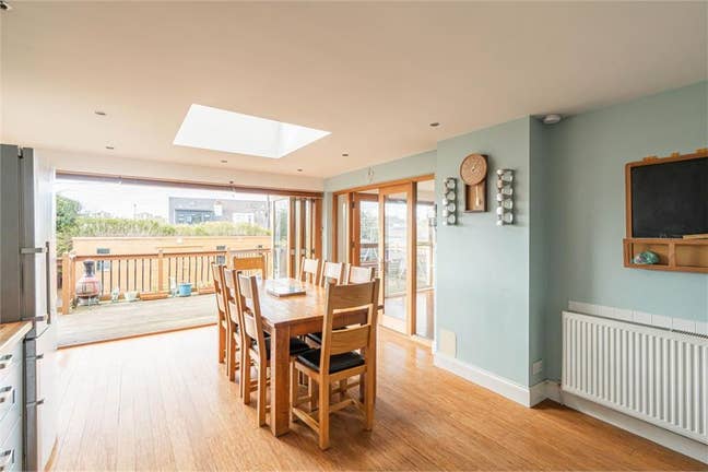 Short-Term Let: Spacious 5-Bed Home with Garden Main Photo