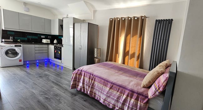 Top Floor Studio Flat-Cardiff Central  Main Photo