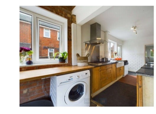 Small Single Room in shared house Main Photo