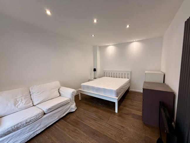 Furnished Room 5 Min Drive to Ealing Broadway Main Photo