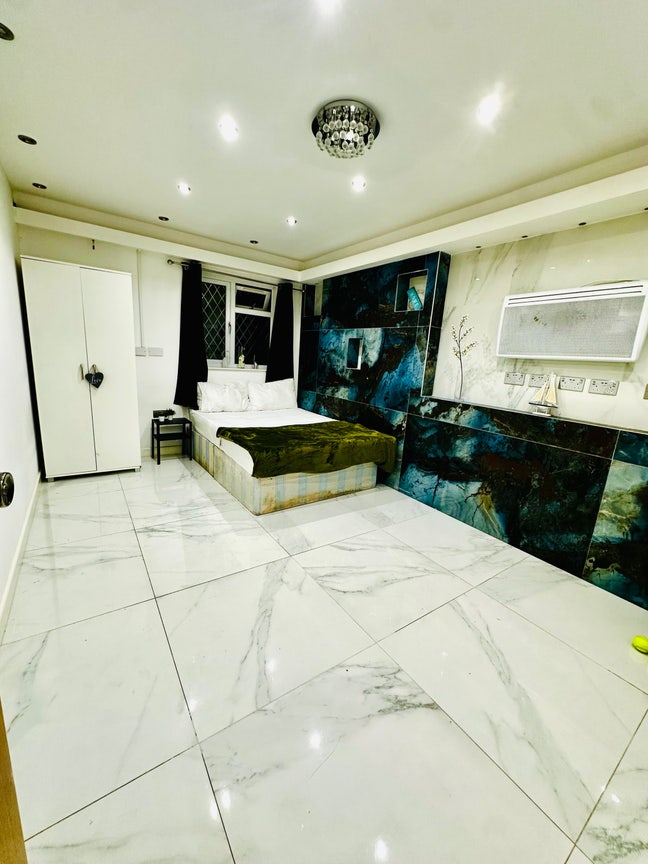 Bright master bedroom in Wembley  Main Photo