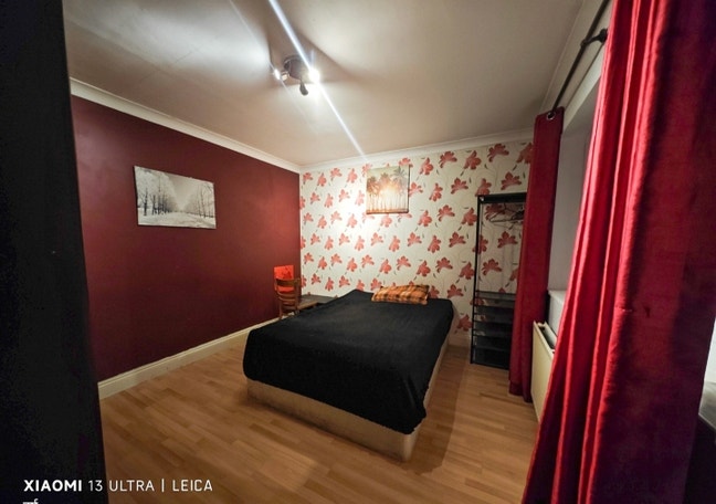 Double bedroom available in family sharing house  Main Photo