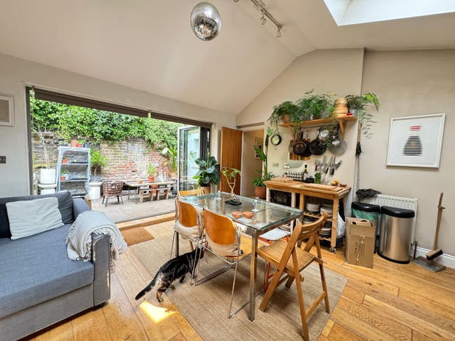 Dalston Double Room w own Bathroom & 2x Gardens! Main Photo