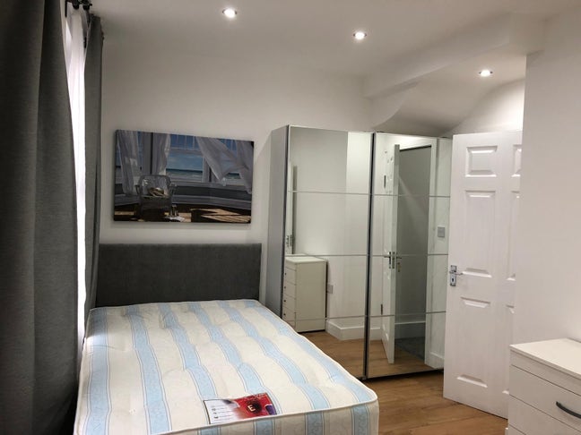 Newly Refurbished Studio Flat. Direct from Landlor Main Photo