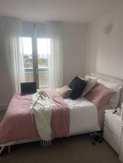 Spacious 2 bed 2 bath flat in Aldgate East Main Photo