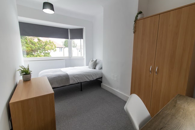 Large Single Bedroom in House Share Available Now Main Photo