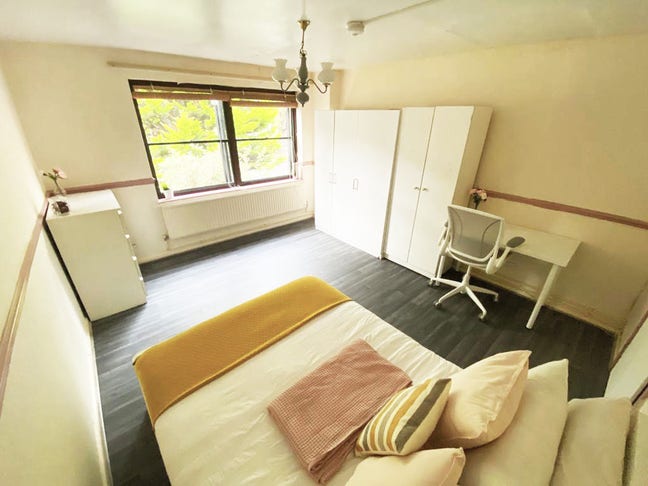 Refined Double Room in a Modern Luxury Home Main Photo