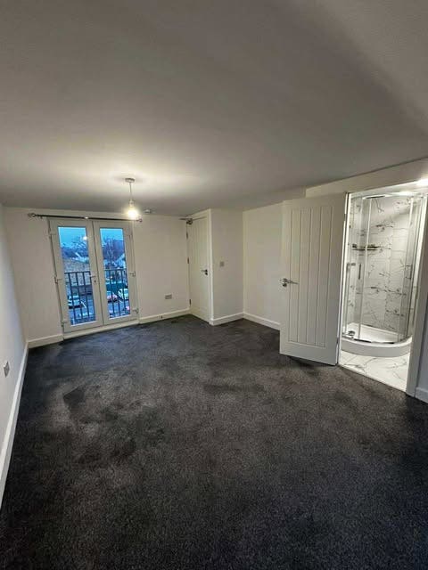 Ensuite room available now, Garden House Uxbri R Main Photo