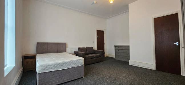 1 Large En Suite Double Room Available in L9! Main Photo