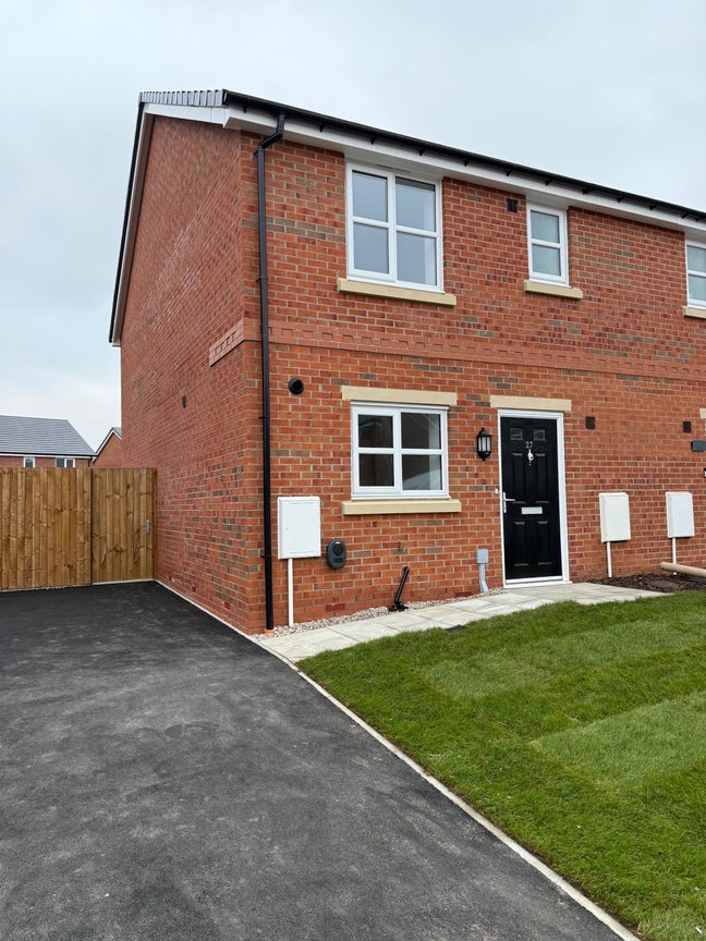 Double room in a relaxed new build household  Main Photo